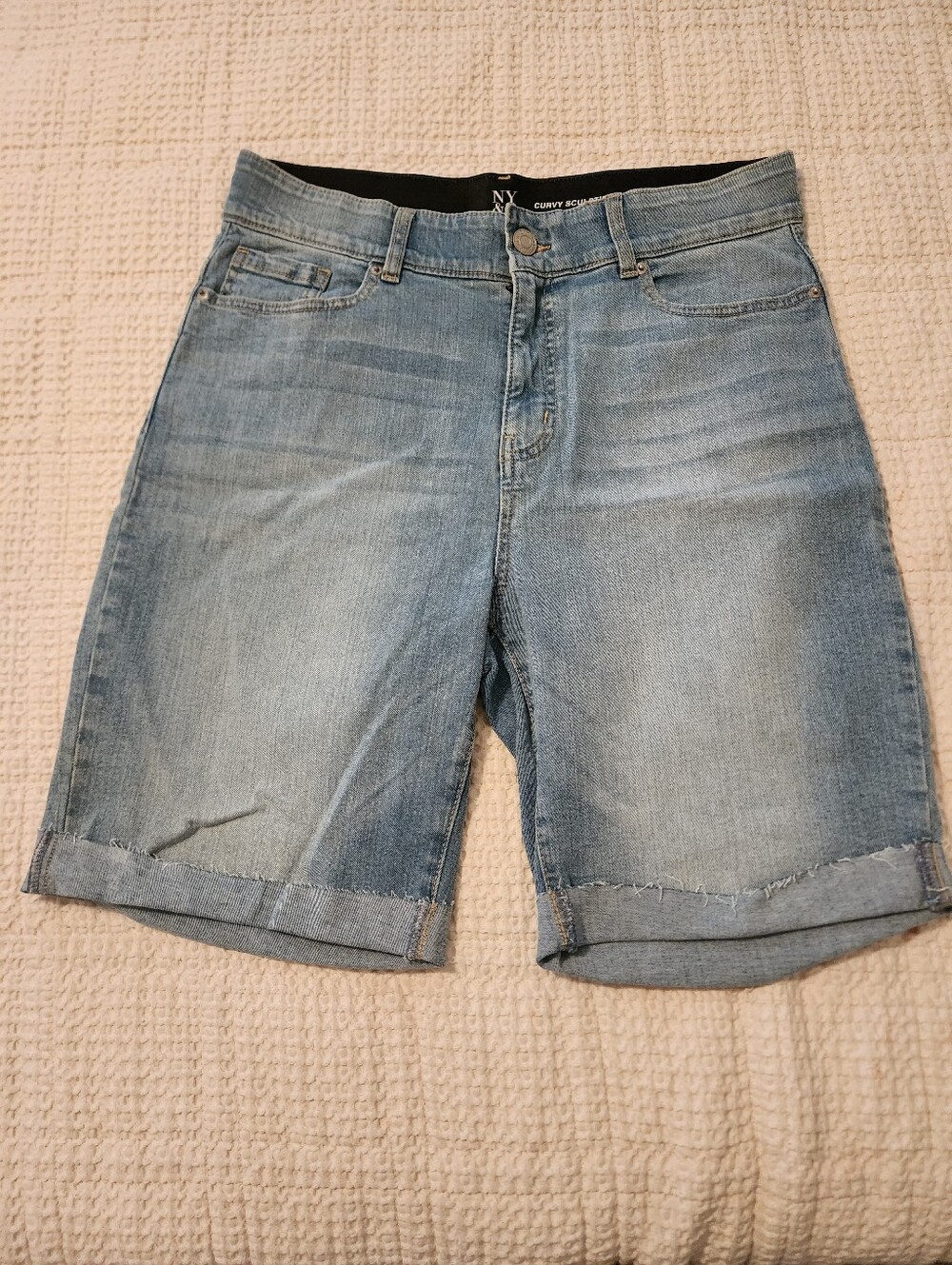 NY&Co Women's Curvy Sculpting Bermuda Jean Shorts 18 NWT Light Wash Denim